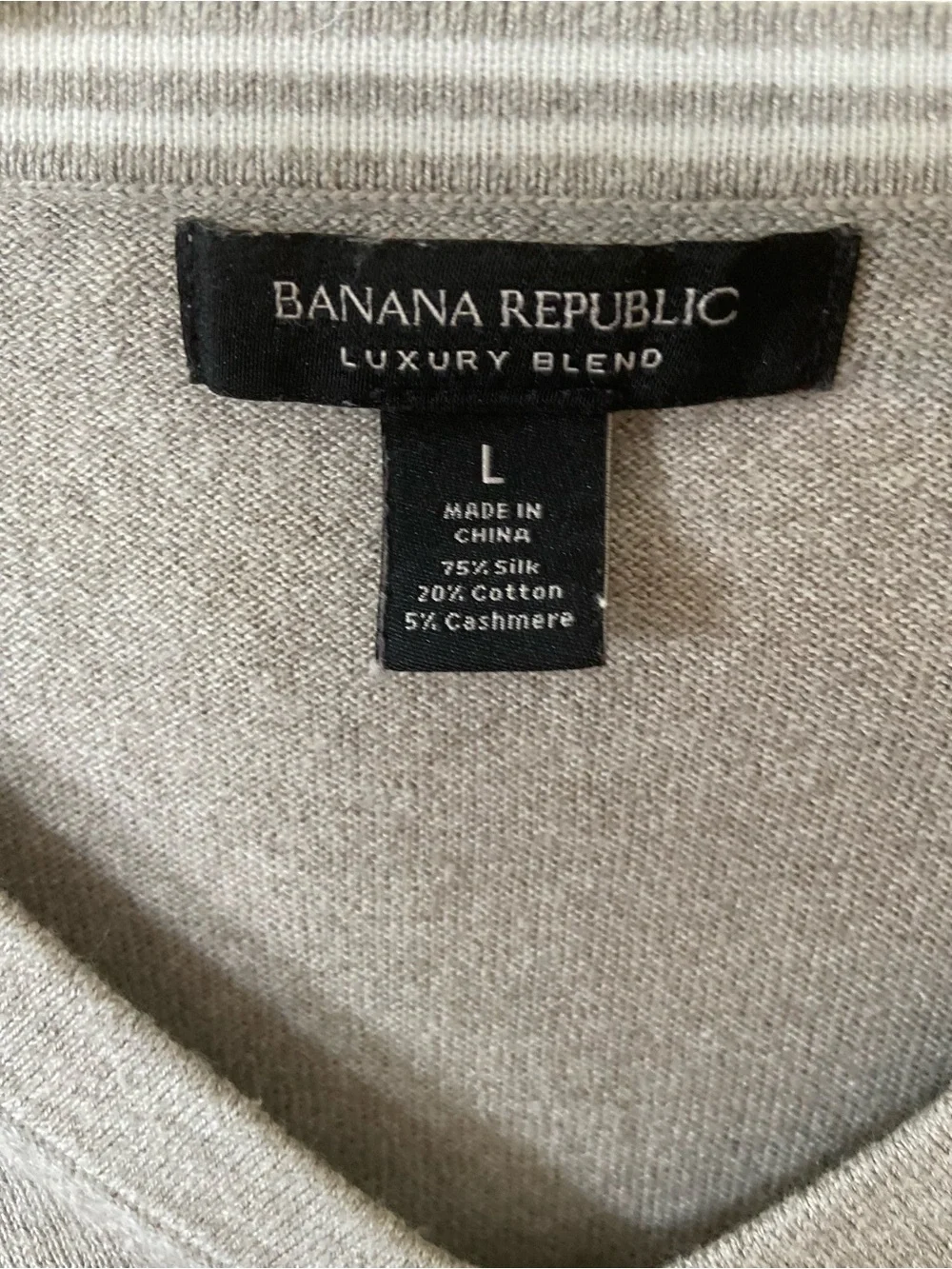Banana Republic Men's Luxury Blend (Cashmere)Light Gray V-Neck Sweater size L